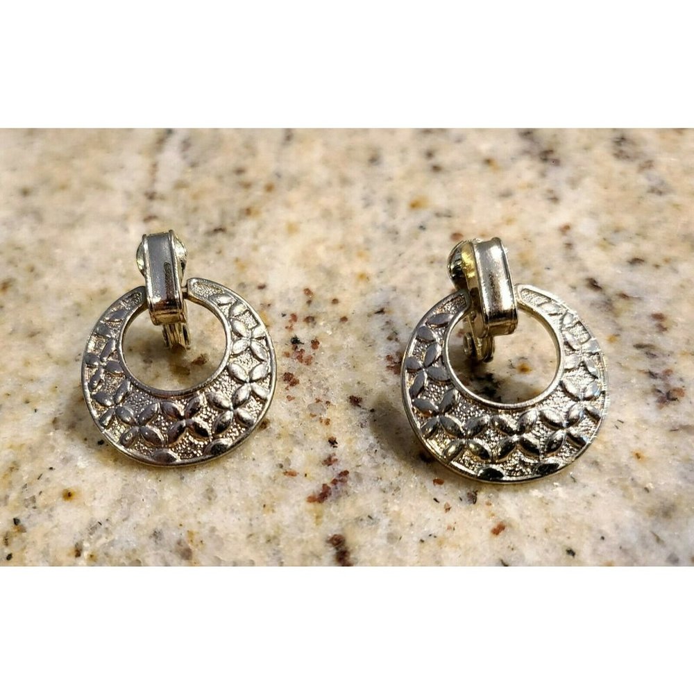 Vtg Napier JJG Gold Tone Clip on Flower Textured  Round Dangle Earrings